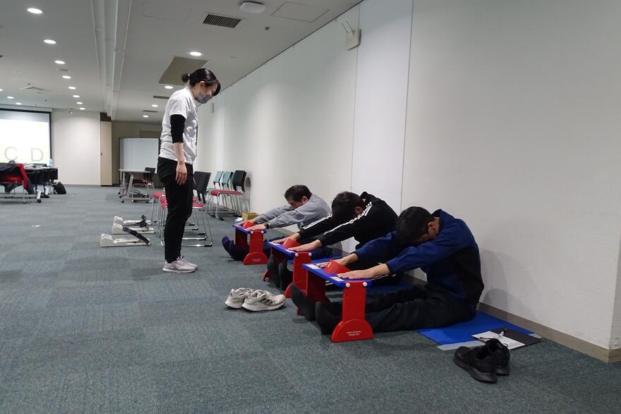 体力測定をする従業員たち