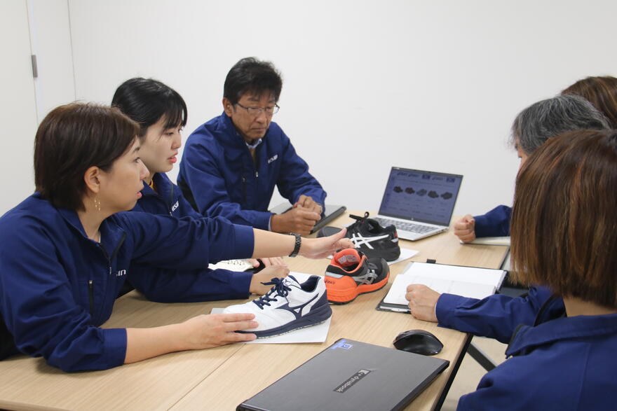 生産領域のダイバーシティ＆インクルージョン推進部署と工場の担当者で相談する様子