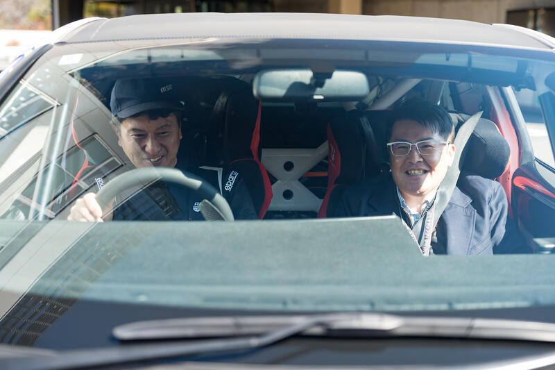 同乗走行に挑む山本シンヤ氏.jpg