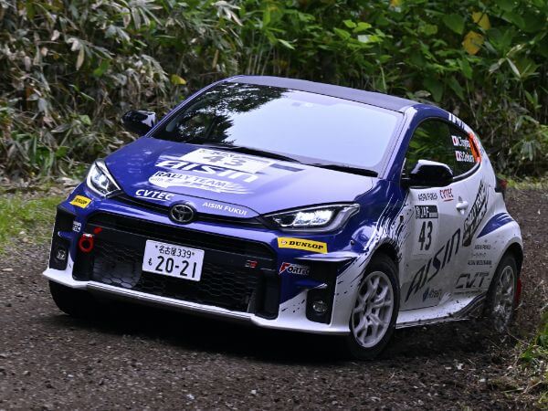 AISIN RALLY TEAM with LUCK　レーシングカーの写真