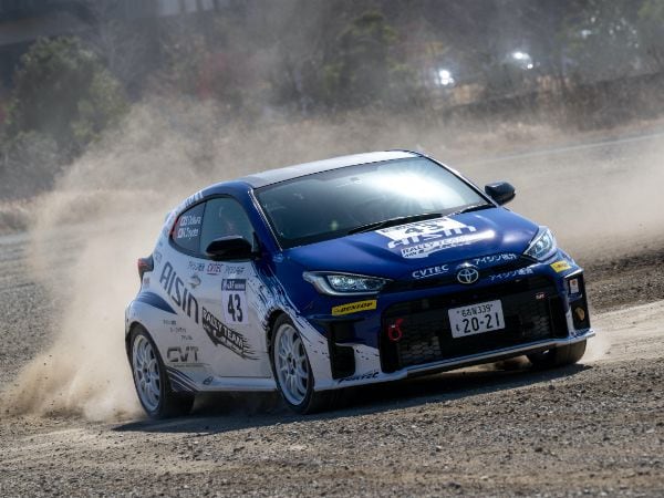 AISIN RALLY TEAM with LUCK　レーシングカーの写真