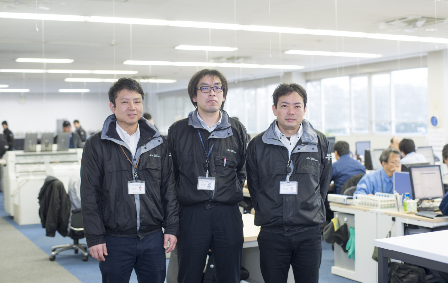 技術開発研究所　ボデー開発グループ　大林 環（左）　材料開発グループ　吉田 朋夫（右）、柴田 果林（中）