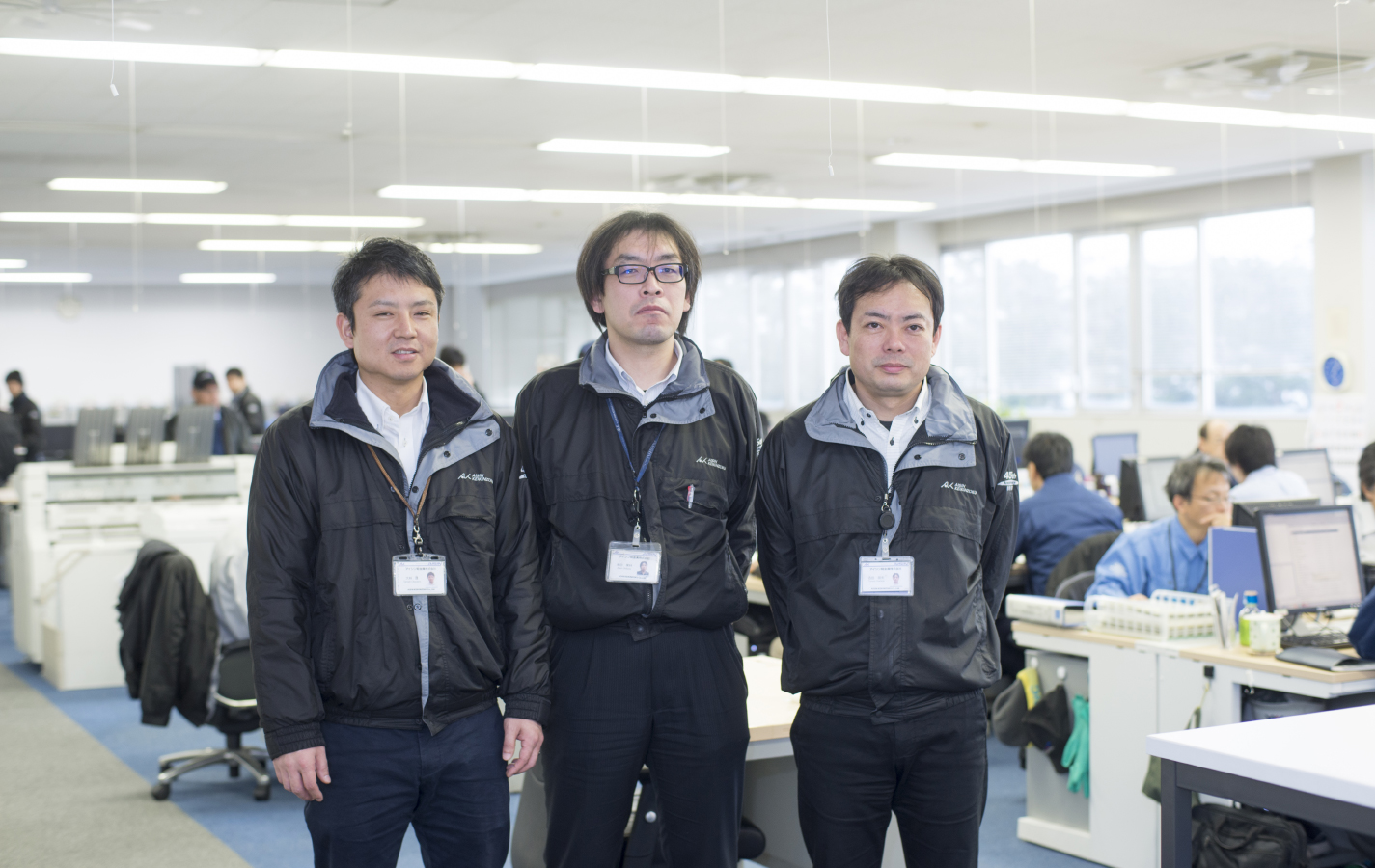 技術開発研究所 ボデー開発グループ 大林 環(左) 材料開発グループ 吉田 朋夫(右)、柴田 果林(中)