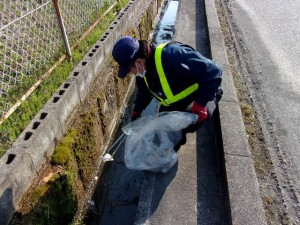 社内の側溝掃除