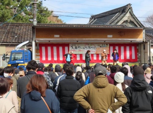 荷台でパフォーマンスをするお笑い芸能人