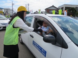 運転手の方に西瓜を配りました