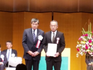 受賞後の記念撮影（右が石井乗務員）