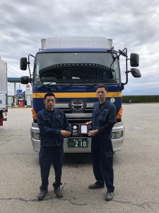 これからも安全運転に努めます。上村乗務員(左)･杉原乗務員(右)