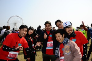 大会に臨む選手と応援者