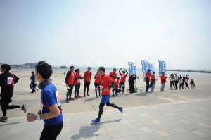 走る稲垣社長(中央)を皆で応援!