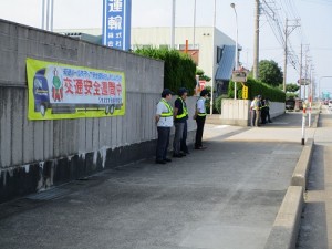 入善営業所前での立哨活動