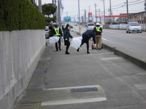 県道沿いゴミ拾い