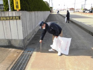 隣接道路を清掃