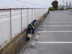 社内の側溝掃除