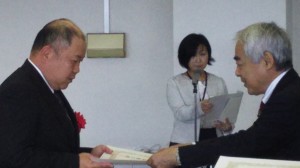 表彰を受ける中村さん