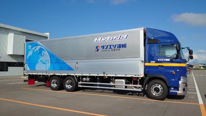 今回導入したハイブリッド大型トラック