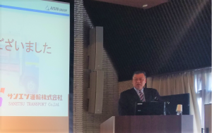 報告する布目部長