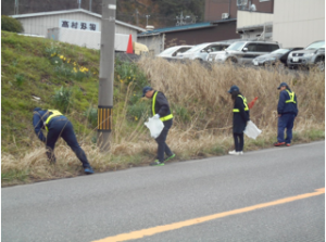 県道沿いでゴミ拾い