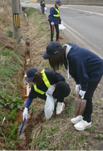 隣接道路を清掃