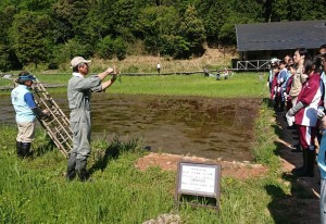 NPO団体の講師による田植え指導
