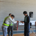 優勝した新湊中村乗務員（右）