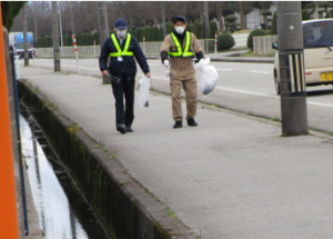 県道沿いでゴミ拾い