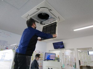 エアコンフィルター清掃を実施