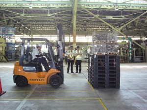 真剣にリフト操作中（入善　下澤選手）