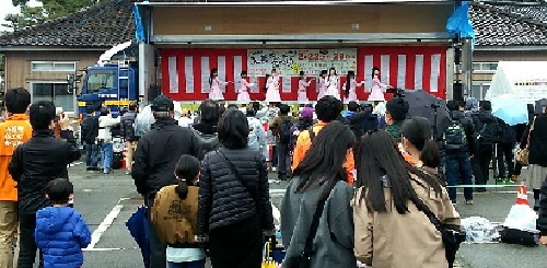 トラック荷台でパフォーマンスをするアイドル