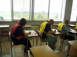 学科試験に挑戦中（村上選手）