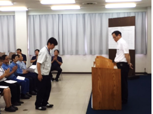 表彰をうける嶋倉（左側）