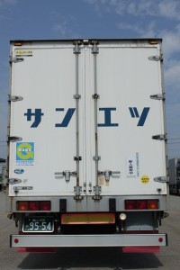 「新人教育中」プレートを付けたトラック