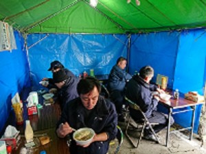 会場で食する乗務員