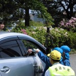 安全運転を呼びかける園児