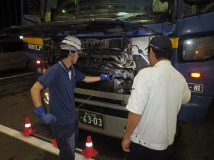 オイルの汚れを点検中