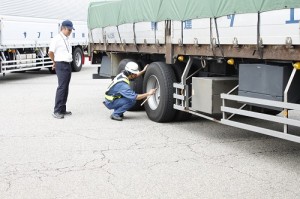 ナットの緩みを点検中
