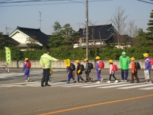 通学路での安全見送り（新湊片口交差点）