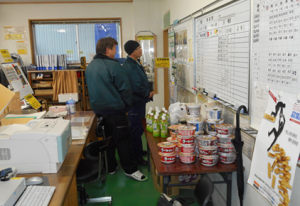 掲示版の前で指導中