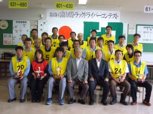 表彰式（左から2番目：村上選手、右から2番目：飛弾選手）