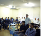 真剣に話を聞く協力会社乗務員