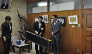 実際にスロープを手に取る入善町長