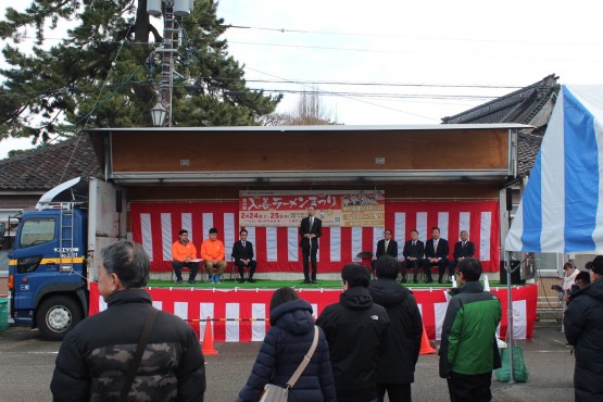 開会の挨拶をする笹島入善町長