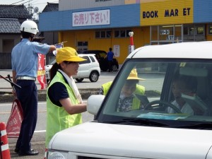 婦人部の方と一緒に安全運転呼びかけ