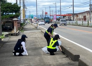 県道での清掃活動