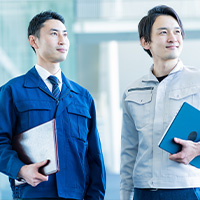 一緒に働く社員たちの写真