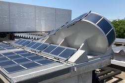 年間発電量を最大化させる設置方法（奥）・従来の設置方法（中央）・ファスナー取り外し式工法（手前）