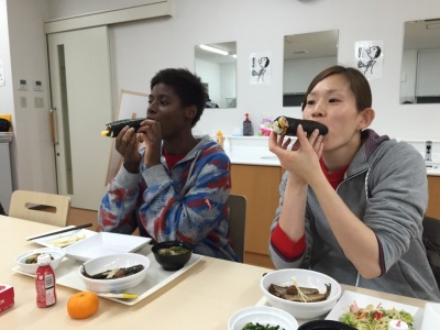 ダン(左)とマネージャーのリツ(右)も丸かじり
