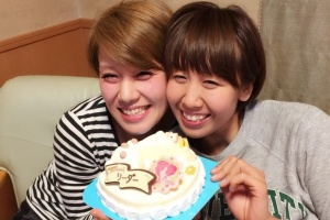 左がジン、右がアヤ。「アヤお誕生日おめでとう」