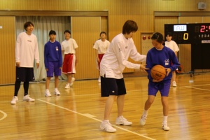 ステップの指導をする仲野選手