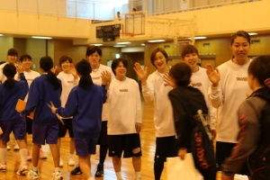 ハイタッチをするウィングス選手と中学生の皆さん